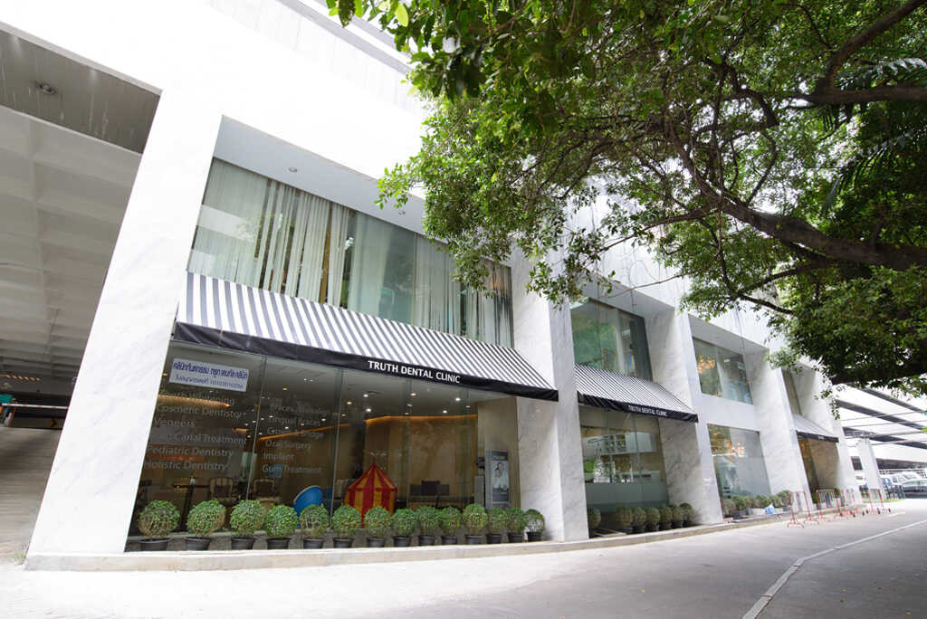 Our clinic is located only five-minutes walk from BTS Chit lom Station.